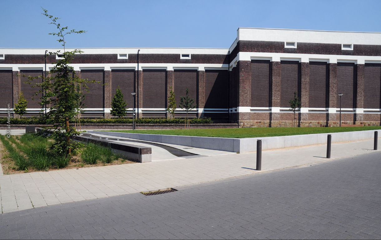 Speelaanleiding met water aan de Herman van Den Reeckstraat